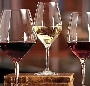 14 librerías riojanas regalan esta semana un botellín de vino de Rioja con motivo del Día del Libro