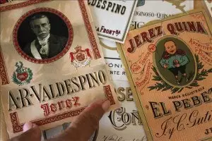 Un bodeguero malagueño reúne más de 15.000 etiquetas de vino del siglo XIX
