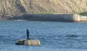 Plentzia inicia la instalación de la bodega submarina con su inmersión en la bahía