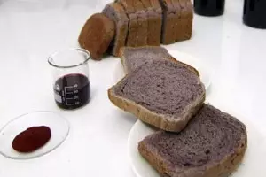 Un panadero riojano elabora pan con vino de la tierra