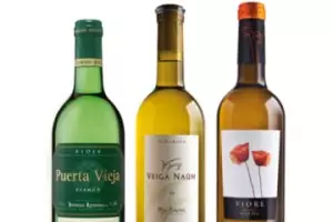 Puerta Vieja, Viore y Veiga Naúm, tres blancos de primera clase para disfrutar de la gastronomía veraniega