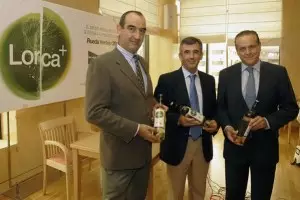Rueda comercializa un vino en beneficio de los damnificados en Lorca