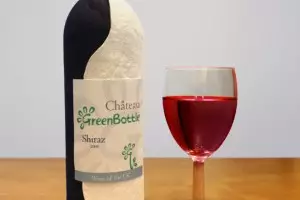 La botella de vino Greenbottle de papel maché es biodegradable y compostable