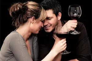 ¿Cómo conquistar a una mujer en la primera cita? El secreto está en el vino