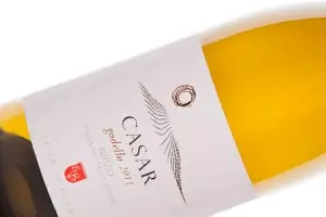 Casar de Burbia lanza al mercado su primer blanco con la marca de la bodega