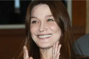 Carla Bruni adjudica un lote de vino por 270.000€