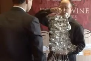 45 copas de vino en una sola mano