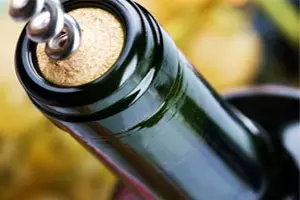 Crean vestidos para botellas con el aroma y el color del vino que alojan