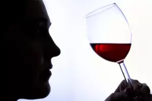 El consumo moderado de vino tinto puede prevenir la sordera