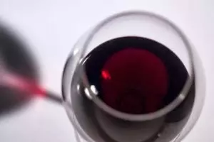 El factor beneficioso del vino tinto, mejorado en pastillas