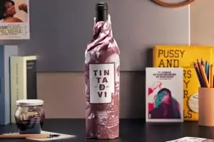 Diseñan en Vilafranca Penedés la primera etiqueta impresa con tinta de vino