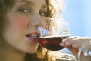 El vino tinto es bueno para los dientes