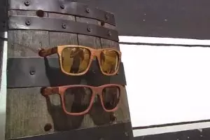 Emprendedores gaditanos reciclan las barricas de vino de Jerez para hacer sus gafas artesanas