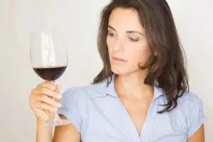 Cómo identificar los 10 defectos más comunes de un vino