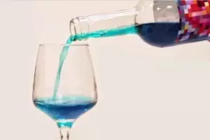 Camarero, una copa de vino azul