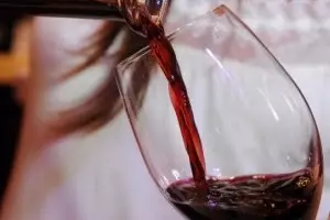 Científicos crean método para hacer un vino que no deja resaca