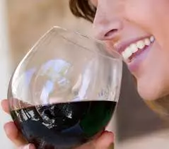 Beber vino tinto previene la caries