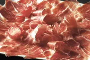 Estos son los vinos que mejor maridan con el jamón serrano