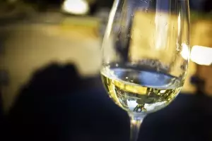 Logran recrear vinos de miles de dólares la botella mezclando solo agua, etanol y aromas