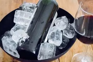 ¿El vino tinto a temperatura ambiente? De eso nada, y menos en verano