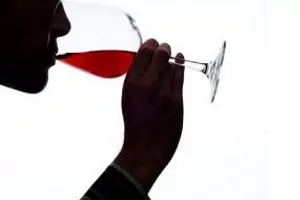 ¿Cómo se produce la sensación astringente del vino?.