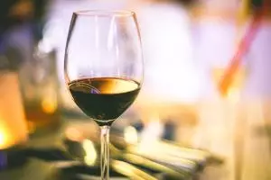 ¿Conoce los motivos por los que es saludable beber vino con moderación?