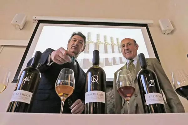 Las marcas de tiza de las botas en bodega visten los vinos del Consejo Regulador