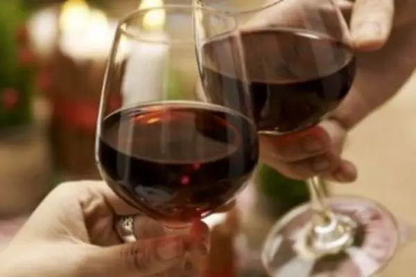 Cómo conservar el vino que sobra: cuánto dura una botella ya abierta y dónde guardarla