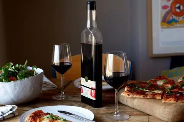 Botella de vino que se puede introducir en un buzón de correos