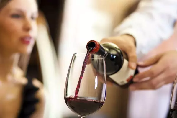 Los errores imperdonables que cometes al tomar vino y champán