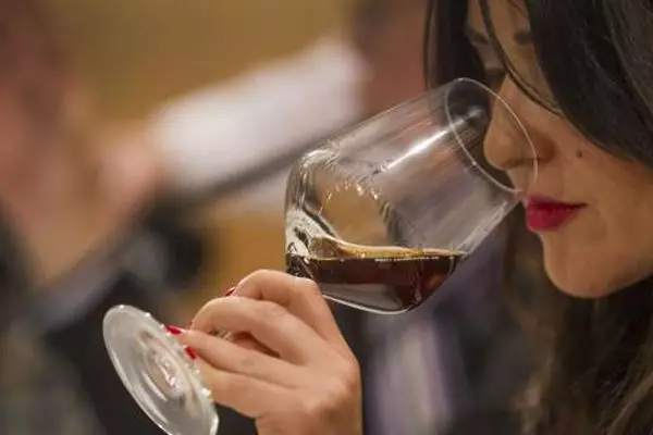 5 palabras para posturear con una copa de vino