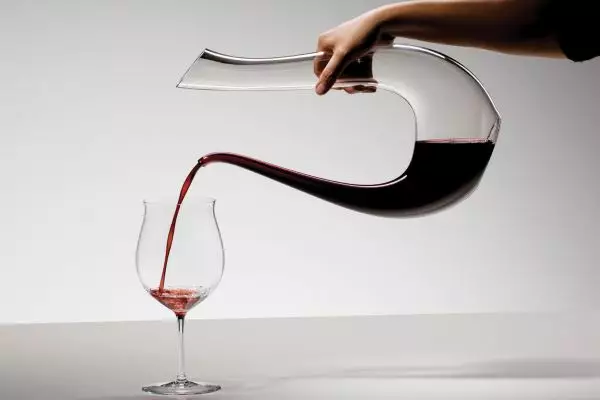 Decantar vino: todo lo que hay que saber