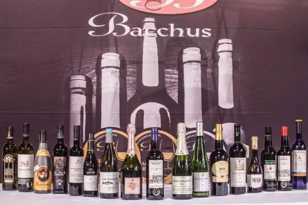 De los 18 mejores vinos del mundo, 15 son españoles