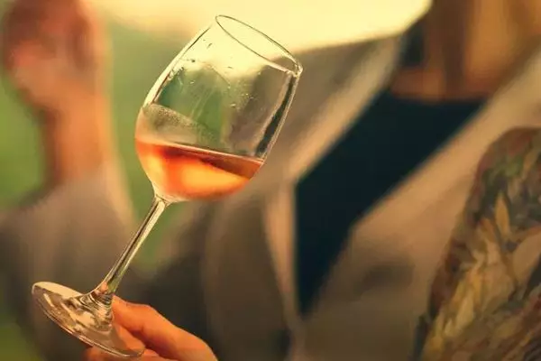 Si quieres estar a la moda, bebe vino naranja