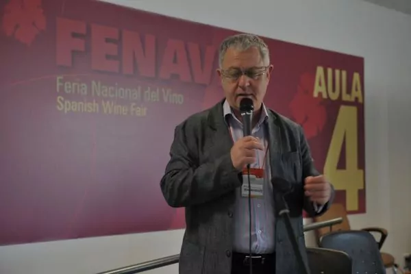 Robert Joseph: «el mercado del vino en 2025 estará influido por las nuevas tecnologías»