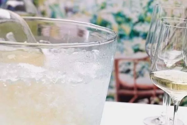 ¿Invitados imprevistos? Cómo enfriar una botella de vino en menos de tres minutos