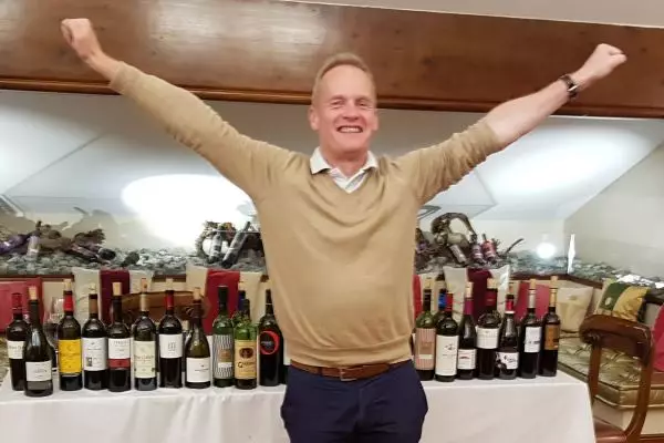Tim Atkin cata con Bodegas Familiares de Rioja