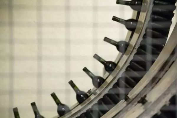 Robots para mover botellas de vino en las bodegas