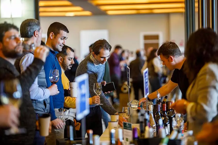 Cincuenta Bodegas Familiares de Rioja presentan la cosecha 2022 y sus novedades ante centenares de profesionales y aficionados